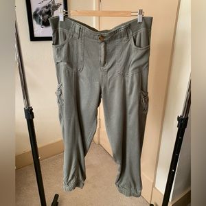 [2/$15 SALE!!] Dark Green/Grey Capris